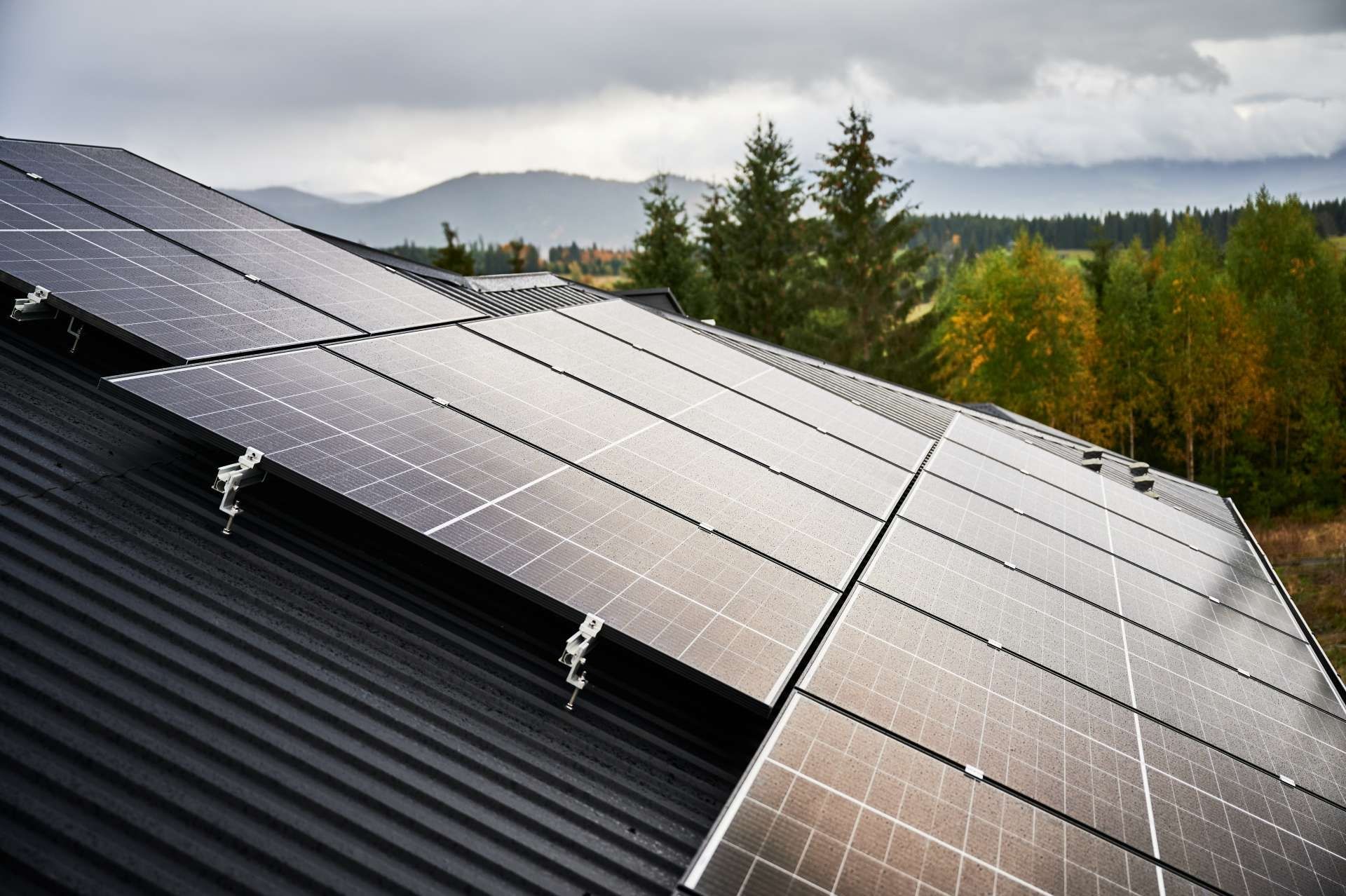 Eine Photovoltaikanlage auf einem Dach wird von Sonne bestrahlt